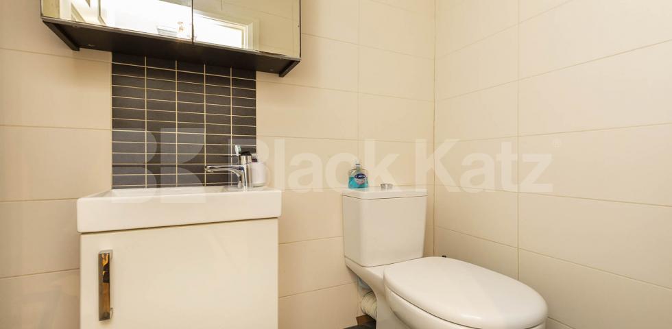 Superb modern studio located in the heart of Camden mins to Regents Park. Camden Road, Camden